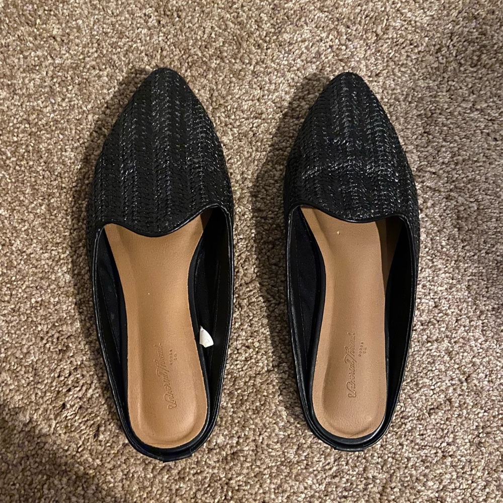 Universal Thread Target black mules sz 7.5